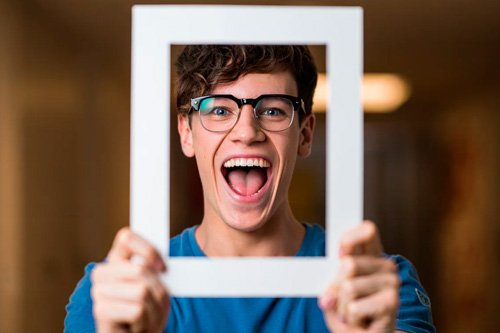 У парня гипомания Парень держит рамку в руках